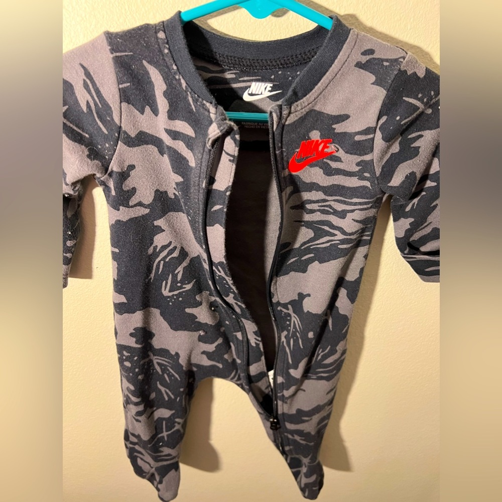 NIKE Baby Boy Bodysuit- Sportswear Camo Sleep & Play! - Picture 4 of 4